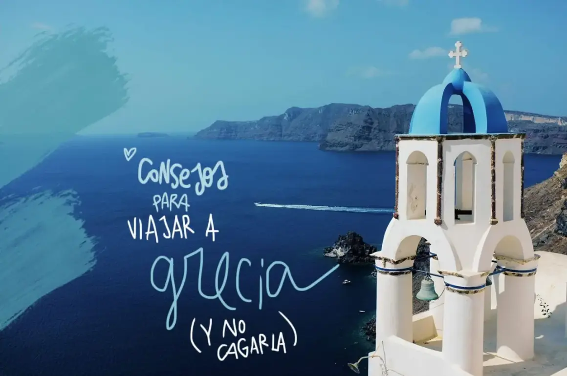 Campanario blanco y azul con el mar Egeo de fondo, ideal para descubrir los **lugares de Grecia**.
