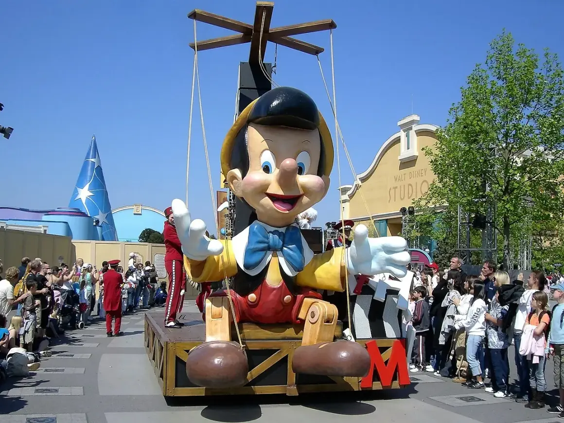 Desfile de Pinocchio en Disneyland Paris, con el edificio Walt Disney Studios de fondo.