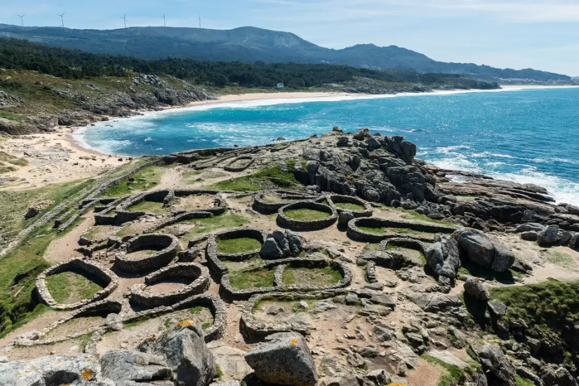 Ruinas circulares de un castro gallego junto al mar. Un lugar ideal que ver en Galicia en 6 días para conectar con la historia y la naturaleza.