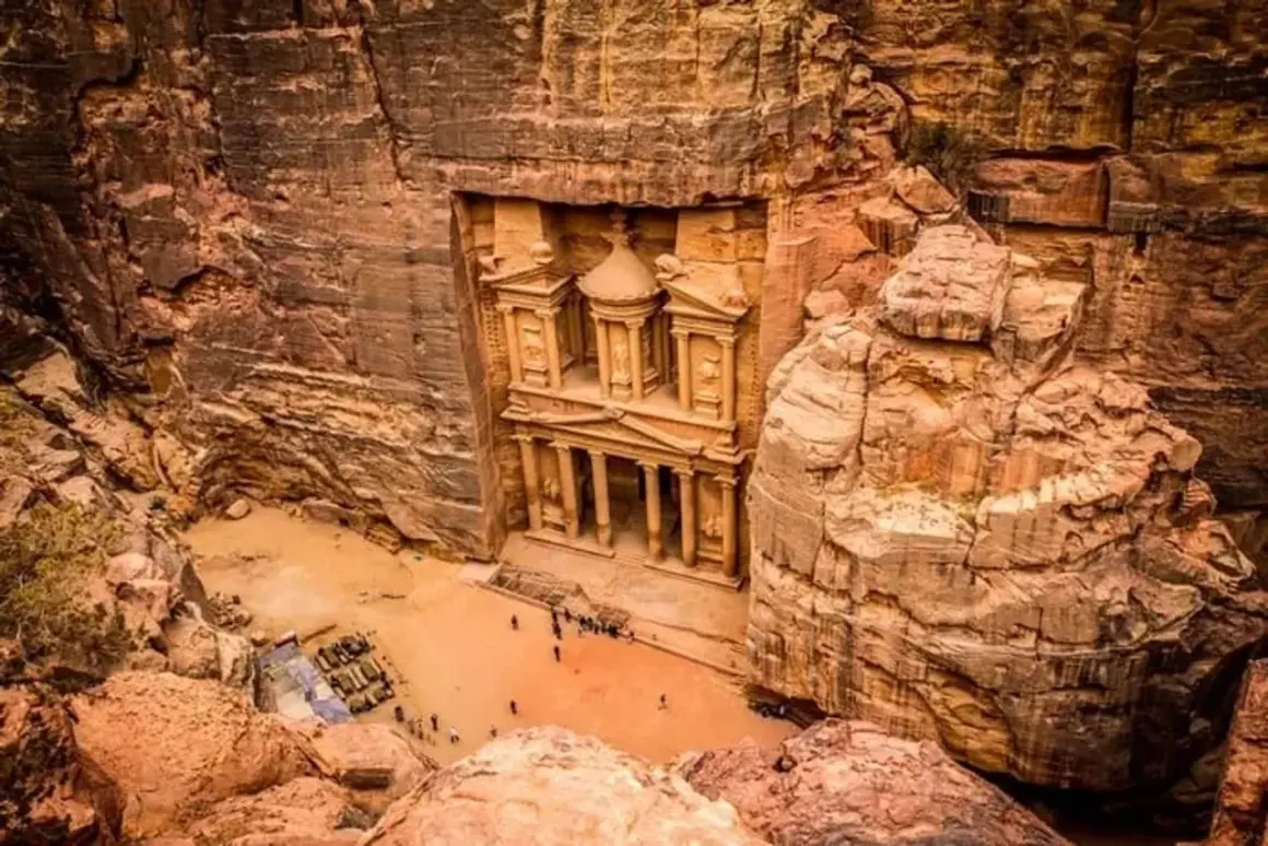 El Tesoro de Petra, tallado en roca, es una maravilla. Viajar a Jordania es seguro y te permite explorar esta joya histórica.