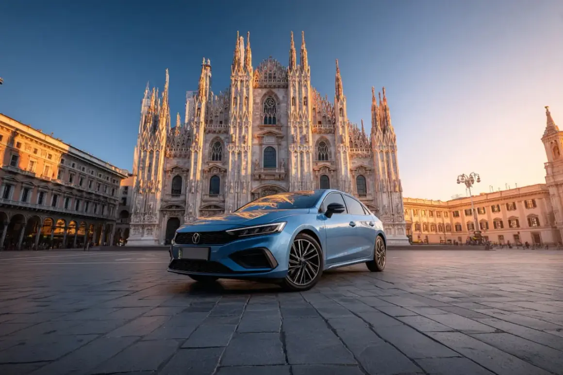 Un coche azul aparcado frente al Duomo de Milán. ¡Consejos para alquilar coche en Italia!