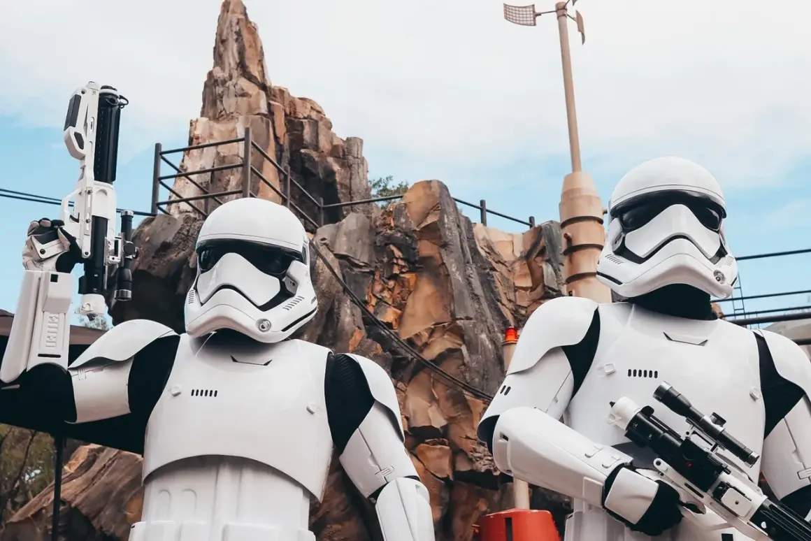 Dos soldados de asalto de Star Wars vigilan en Disneyland, listos para la acción en Batuu.