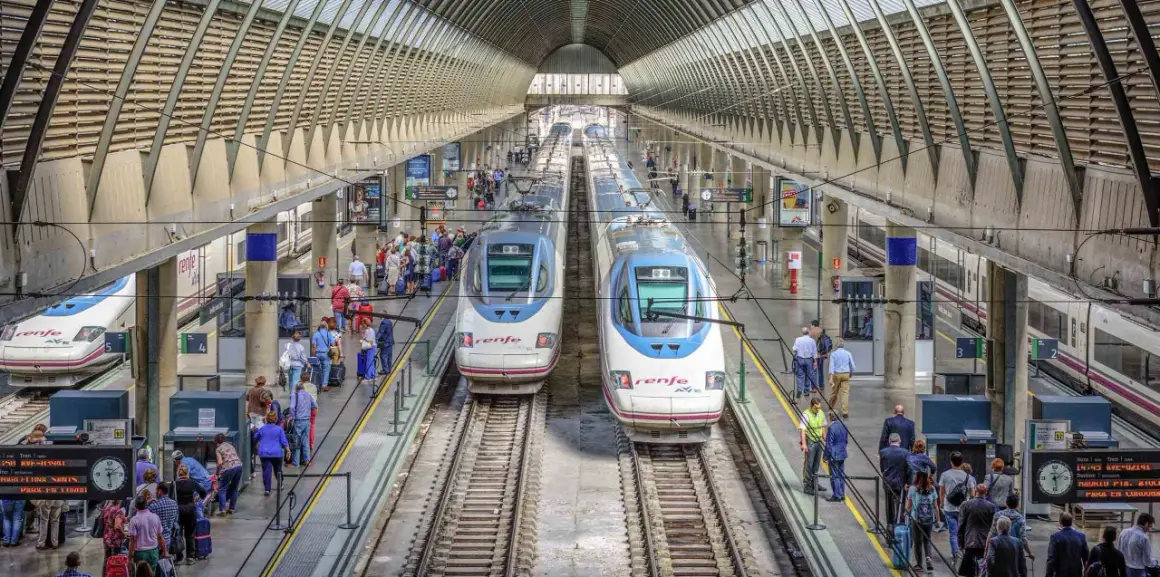 Estación de tren con trenes AVE de Renfe. Información sobre cómo llegar a Sevilla en tren.