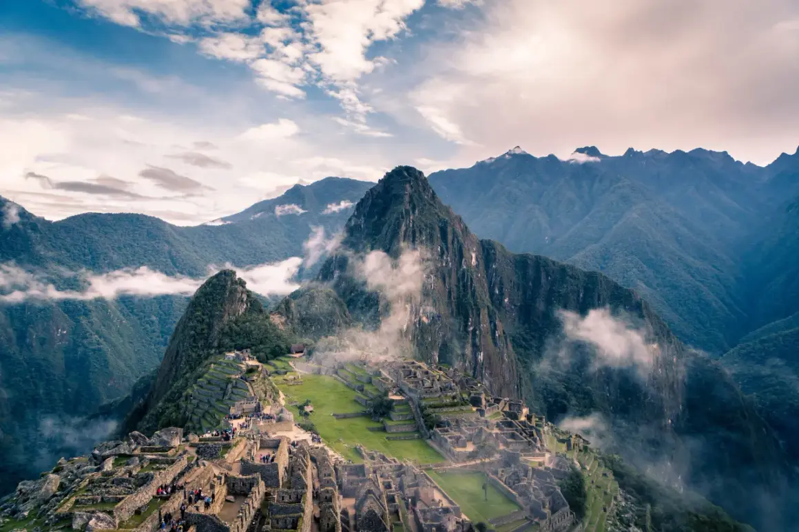 Machu Picchu envuelto en niebla, un lugar mágico que demuestra que es seguro viajar a Perú.