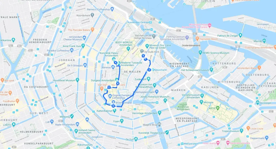 Mapa de Ámsterdam con ruta turística marcada en azul, incluyendo puntos de interés.