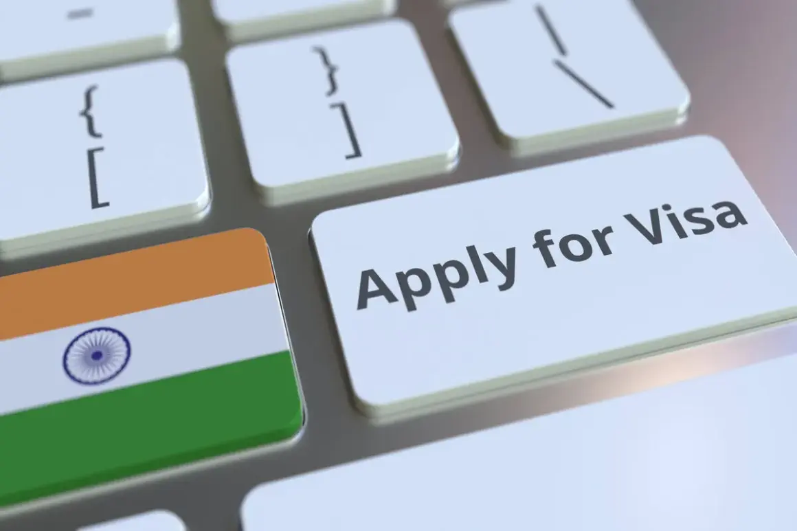 Teclado con la bandera de India y la tecla "Apply for Visa". Averigua el precio visado India para tu viaje.