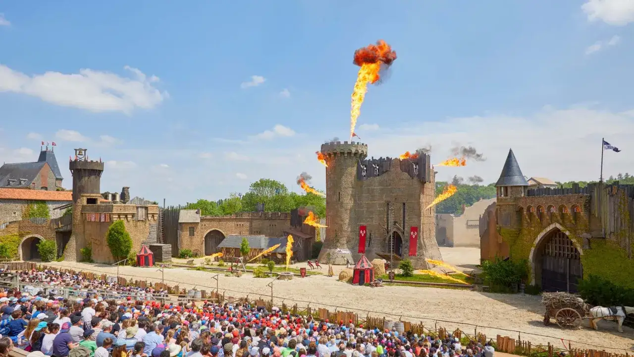 Espectáculo de fuego en un castillo medieval, como los de los pueblos cerca de Puy du Fou Toledo.