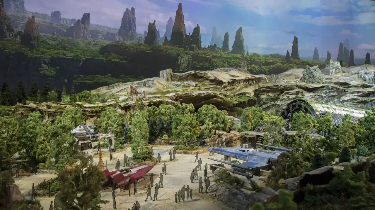Un paisaje de Disneyland Star Wars con naves espaciales, figuras y monta&ntilde;as verdes.