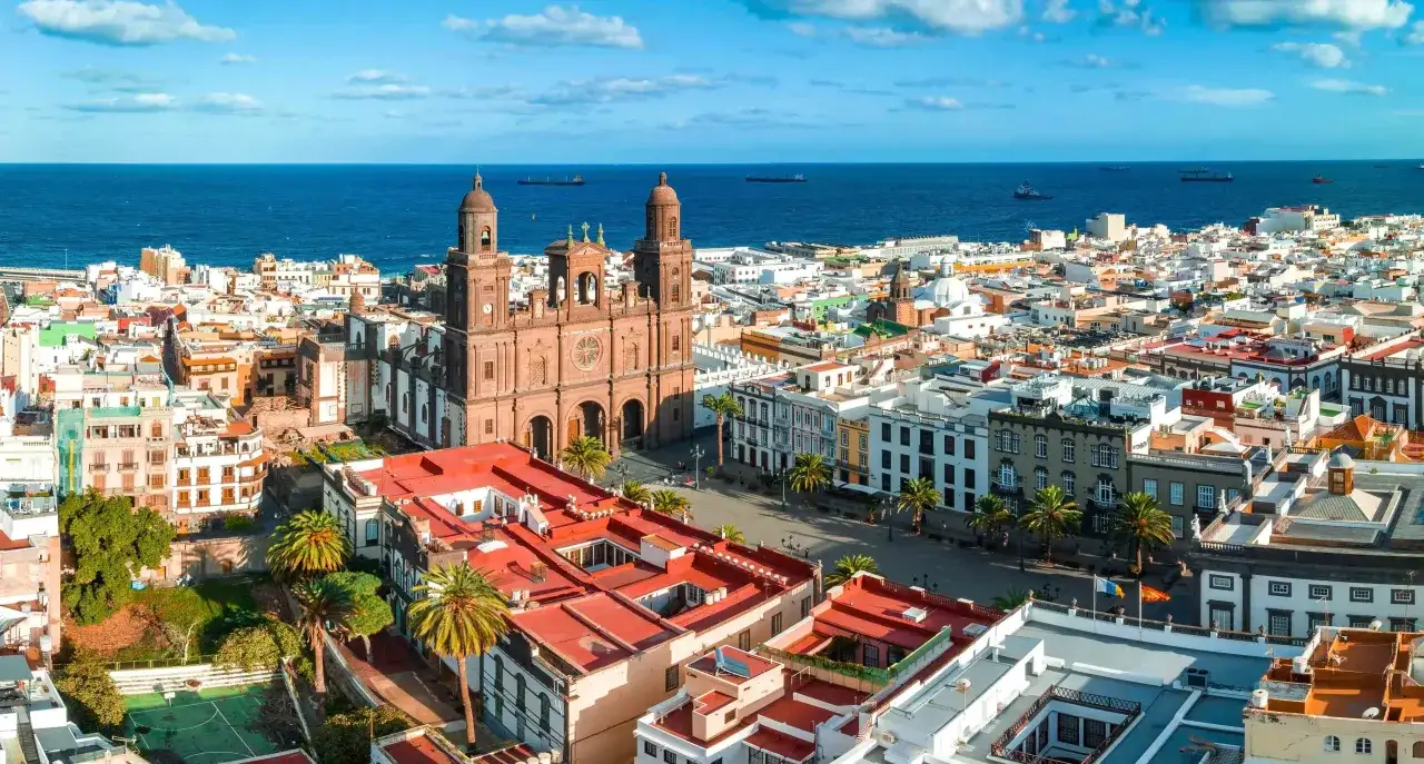 Vista aérea de Las Palmas de Gran Canaria, con la Catedral de Santa Ana y el mar azul al fondo. Ideal para planificar qué ver en Las Palmas de Gran Canaria en 7 días.
