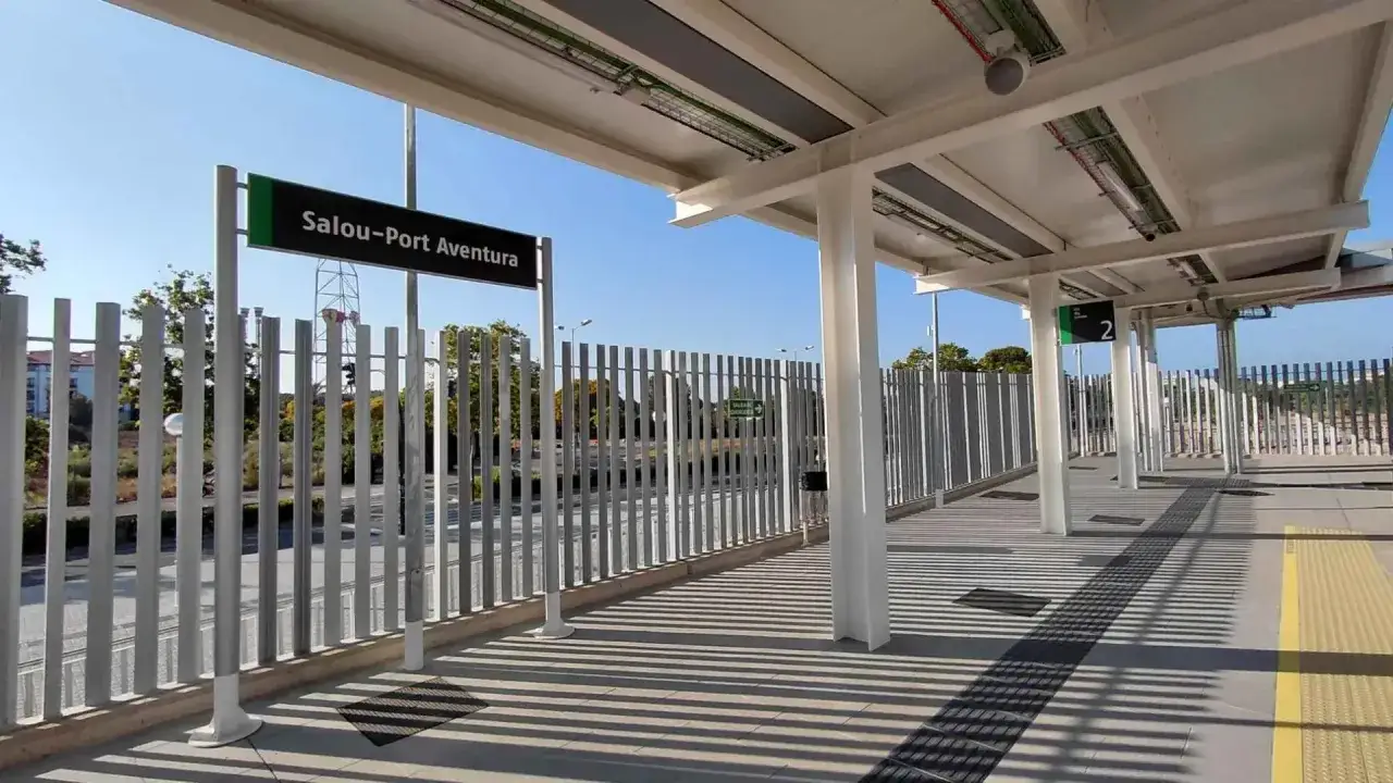 Estación de tren Salou-Port Aventura. Descubre cómo llegar a este destino de ensueño.