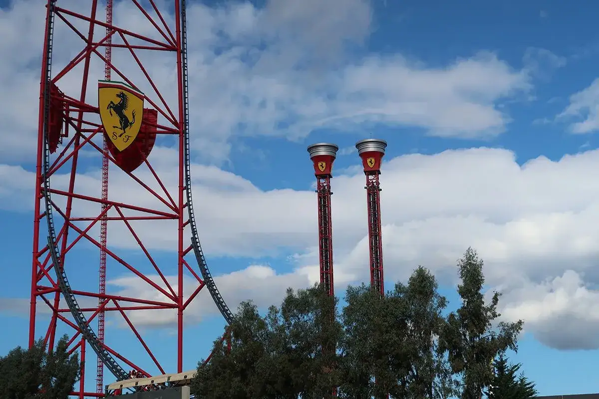 Torre roja con el logo de Ferrari y dos atracciones de caída libre. ¡Ideal para un fast pass en Ferrari Land!