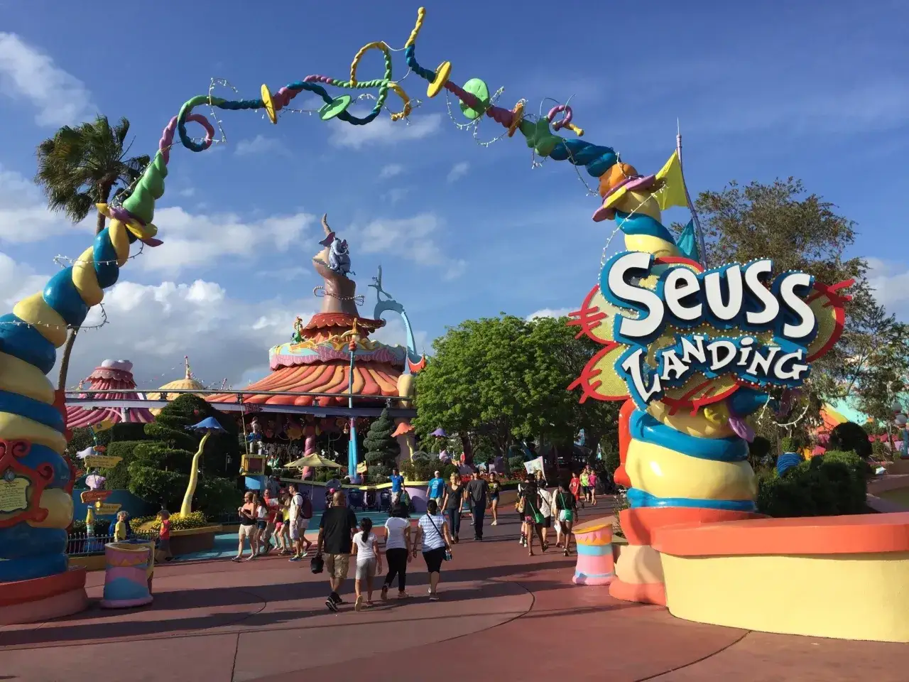Entrada colorida a Seuss Landing, un área temática inspirada en Dr. Seuss, que evoca la magia de Disneyland Paris Studios.