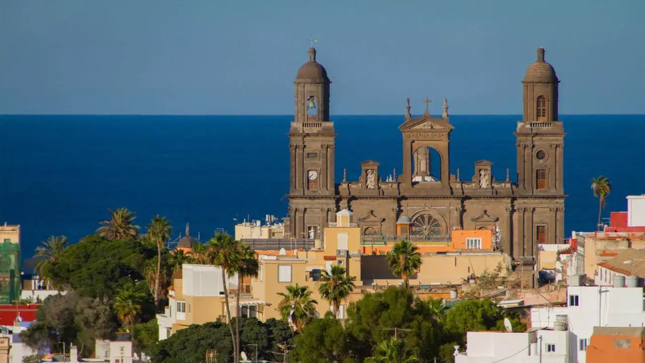 La Catedral de Santa Ana domina el paisaje urbano de Las Palmas de Gran Canaria. Un lugar imprescindible que ver en Las Palmas de Gran Canaria.