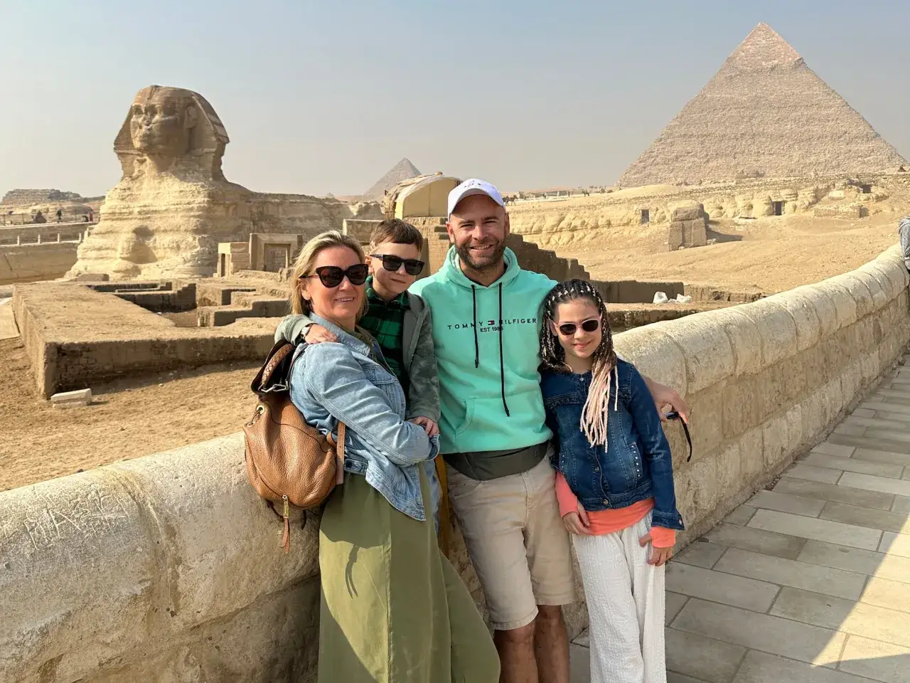 Familia posa frente a la Esfinge y pir&aacute;mides. &iexcl;Excelentes consejos para viajar a Egipto!