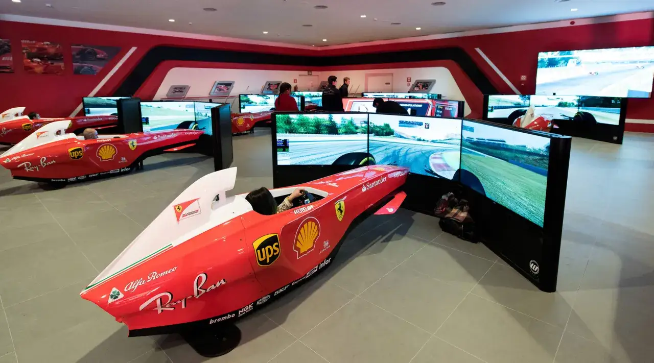 Simuladores de carreras Ferrari en Ferrari Land, donde los sue&ntilde;os de volar en un coche de ensue&ntilde;o se hacen realidad.