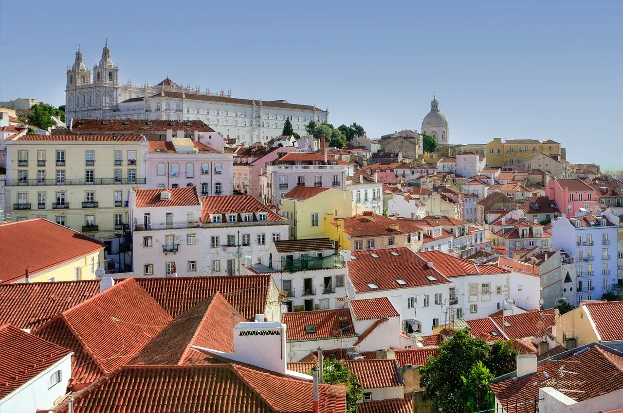 Vistas de Lisboa: iglesias, palacios y tejados rojos. Un d&iacute;a perfecto para descubrir qu&eacute; ver en Lisboa.