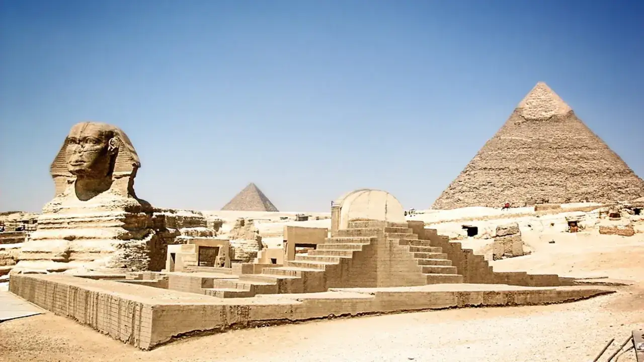La Gran Esfinge y las pirámides de Giza bajo un cielo azul. Es la mejor época para viajar a Egipto y explorar estas maravillas antiguas.