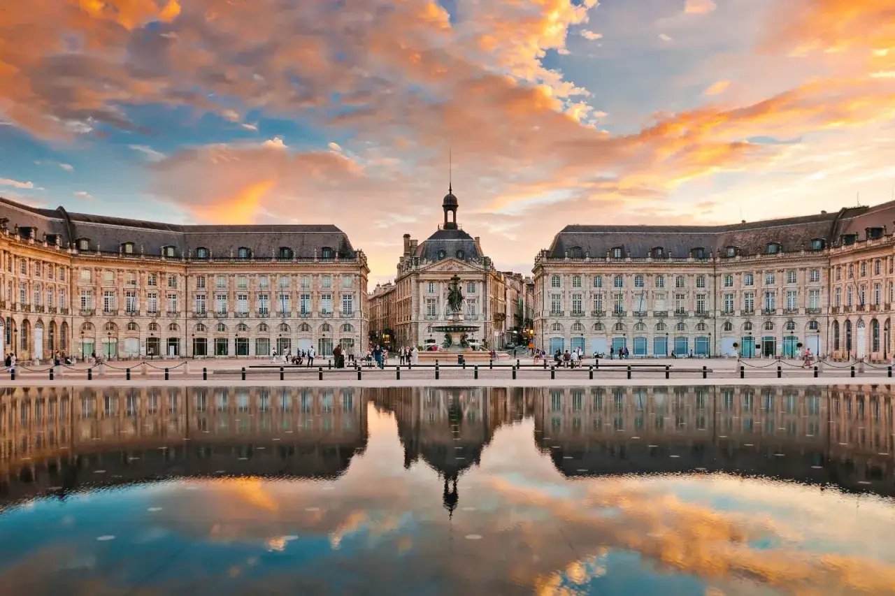 La Place de la Bourse de Burdeos, con su reflejo en el espejo de agua y un cielo espectacular, demuestra que merece la pena visitar Burdeos.