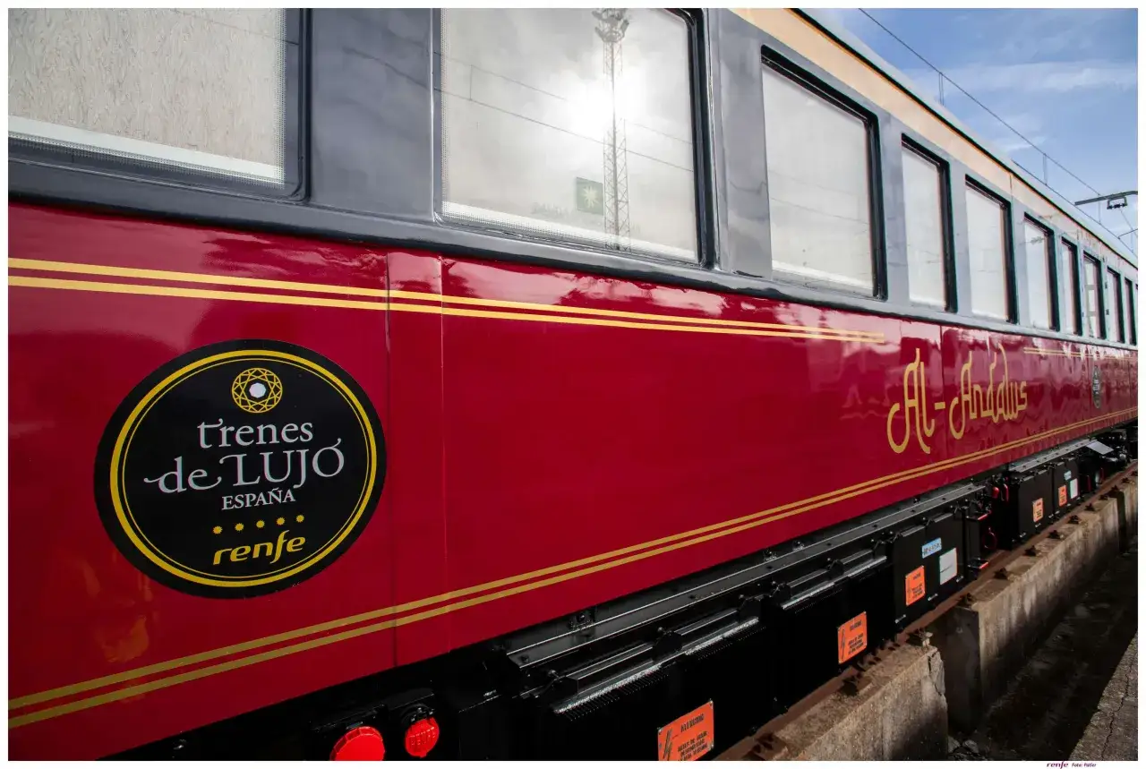 Un lujoso tren Al-Andalus, listo para un viaje en tren por Espa&ntilde;a.