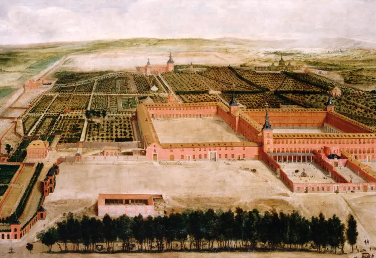 Vista aérea de un gran complejo palaciego con jardines, ideal para saber qué ver en Madrid en un día.