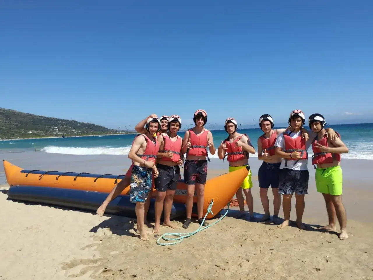 Grupo de adolescentes listos para la banana boat en la playa. &iexcl;Un plan perfecto donde viajar con adolescentes en Espa&ntilde;a!
