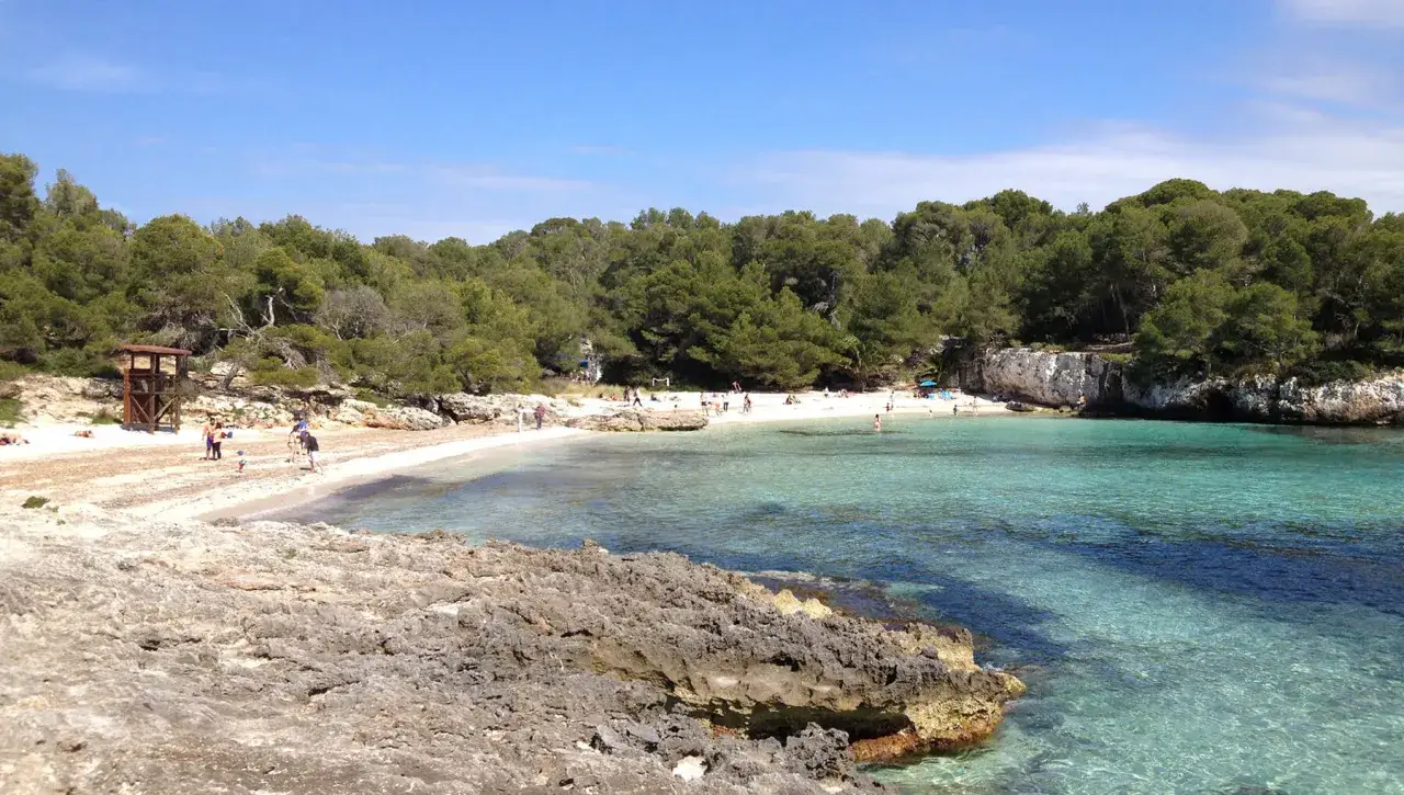 Una playa id&iacute;lica en Menorca, perfecta para tu itinerario de 