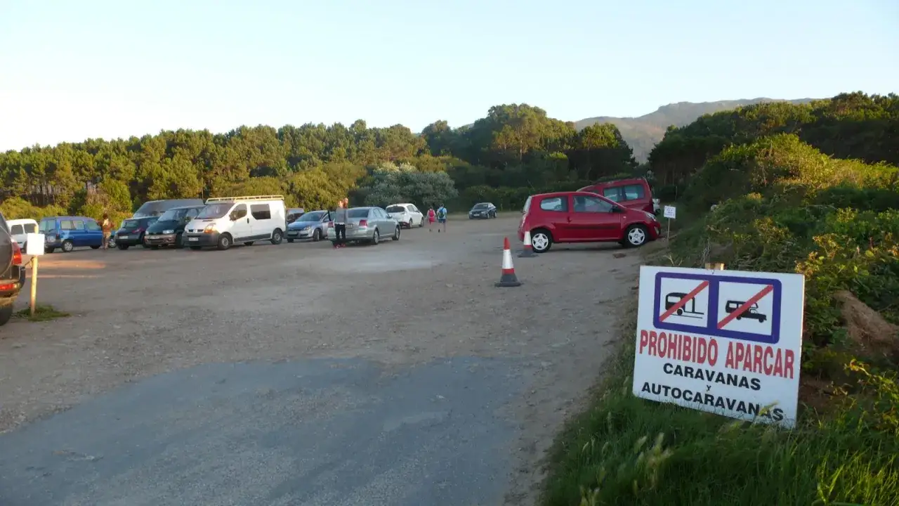 Aparcamiento cerca de la playa de las Catedrales. Señal de prohibido aparcar caravanas y autocaravanas.
