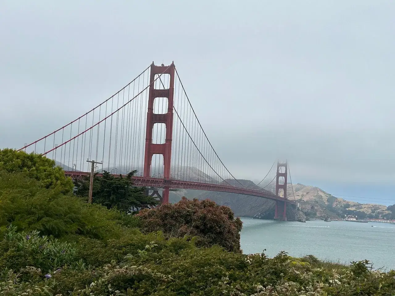 Puente Golden Gate envuelto en niebla, una vista icónica de qué hacer en San Francisco.