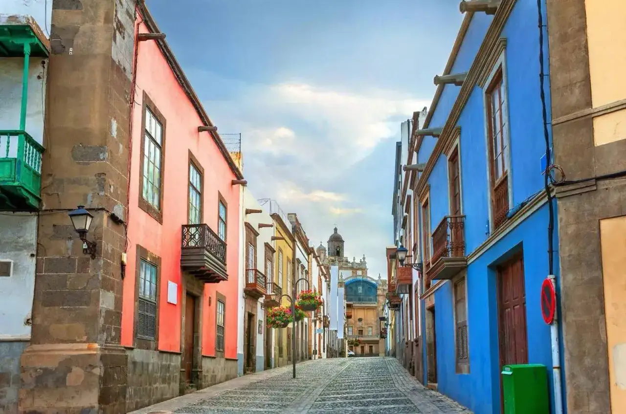 Calle empedrada con casas de colores vibrantes, ideal para tu plan de qué ver en Las Palmas de Gran Canaria en 7 días.