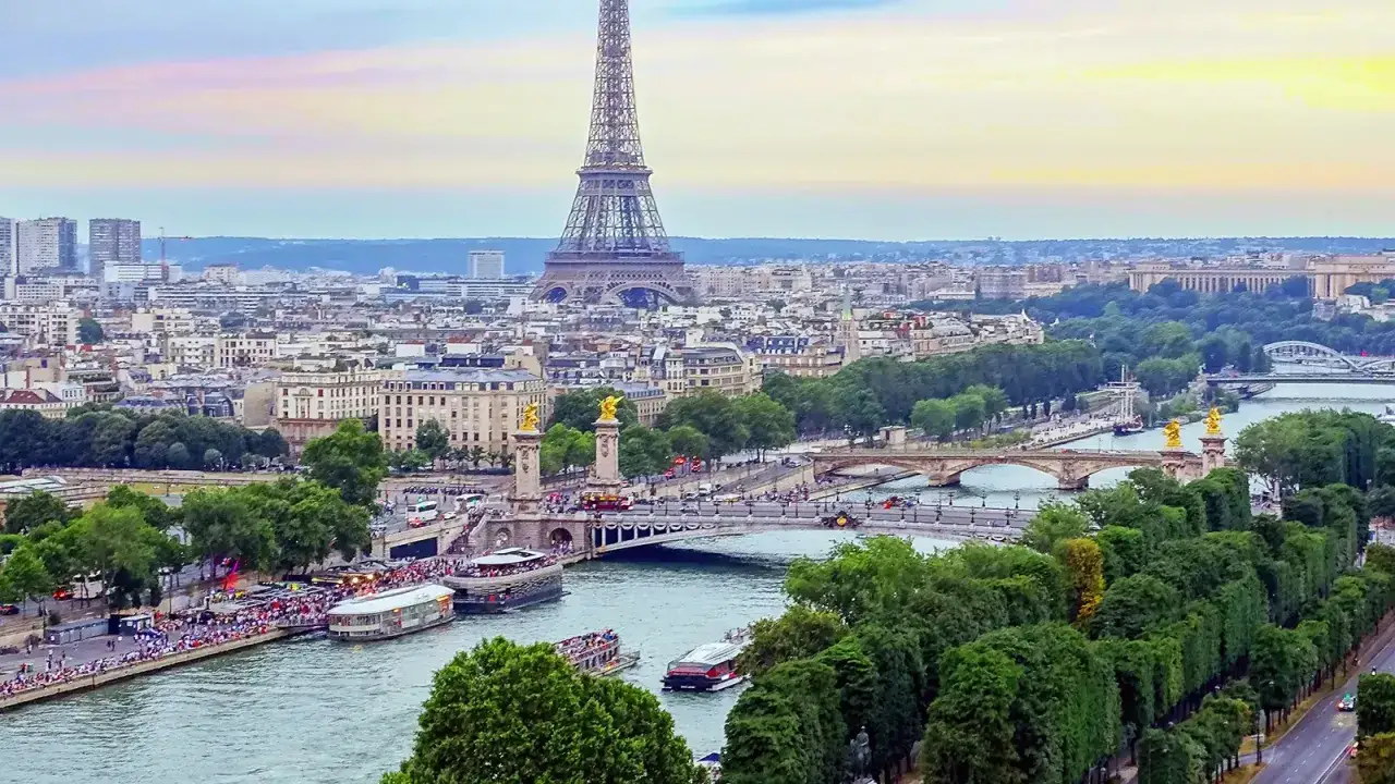Vista panor&aacute;mica de Par&iacute;s con la Torre Eiffel, el r&iacute;o Sena y puentes. Ideal para saber qu&eacute; ver en Par&iacute;s en 3 d&iacute;as.