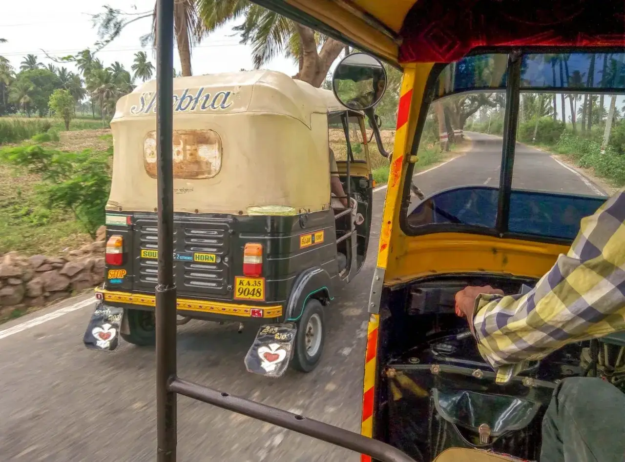 Viaje en auto rickshaw en India. Consejos para viajar a la India: ¡disfruta del paisaje y la aventura!