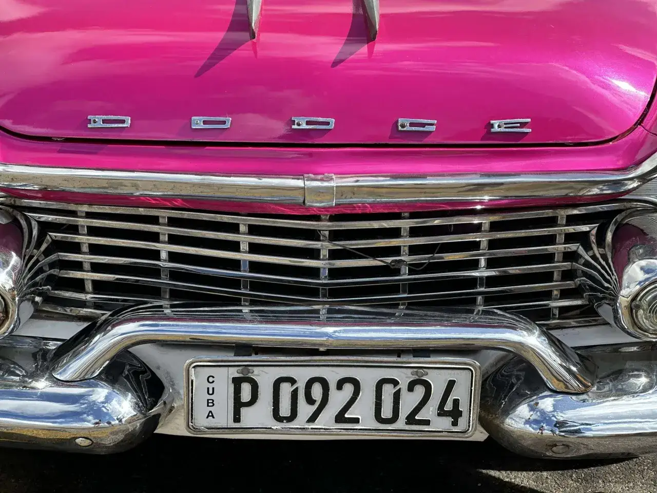 El capó rosa de un coche clásico con la palabra