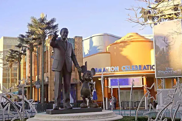 Estatuas de Walt Disney y Mickey Mouse frente al edificio "Animation Celebration" en Disneyland Paris Studios.