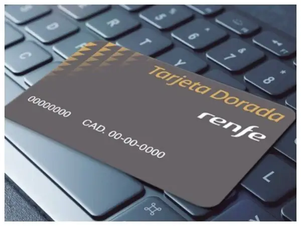 Tarjeta Dorada Renfe sobre un teclado. Ideal para planificar tu próximo viaje en tren.