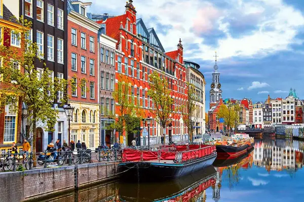 Canales de Ámsterdam, casas estrechas y barcos. Un plan perfecto para saber qué ver en Ámsterdam en 2 días.