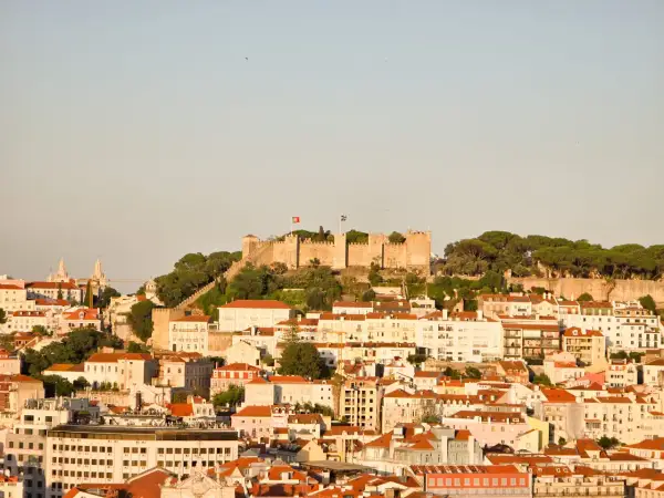 Vista panorámica de Lisboa con el castillo en la cima. Ideal para saber qué ver en Lisboa en un día.