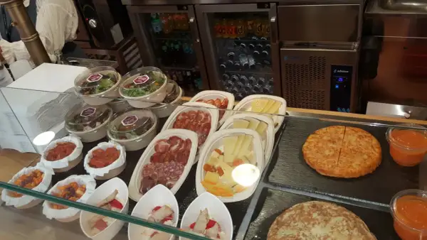 Comida lista para llevar en Puy du Fou Toledo: ensaladas, embutidos, quesos, tortilla y más.