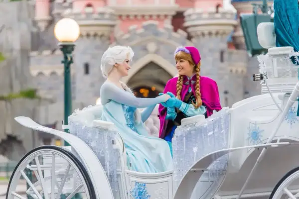 Elsa y Anna, las princesas de Disneyland Paris, comparten un momento mágico en su carroza nevada.