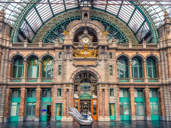La estación de tren Bruselas Amberes, con su impresionante arquitectura y un ave plateada, te da la bienvenida.