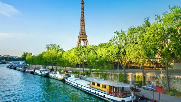 Barcos en el Sena, con la Torre Eiffel de fondo. Ideal para tu tarjeta Paris Visite.