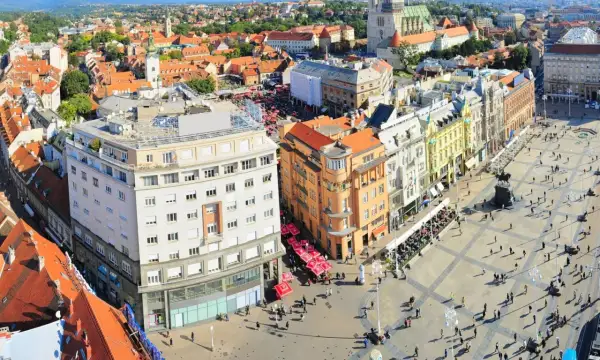 Vista aérea de la plaza principal de Zagreb, con edificios históricos, gente paseando y terrazas. Un lugar ideal para descubrir qué ver en Zagreb.