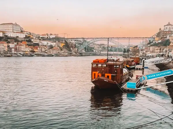 Barcos turísticos en el río Duero, con la ciudad de Oporto al fondo. Ideal para planificar qué ver en Oporto en 3 días.