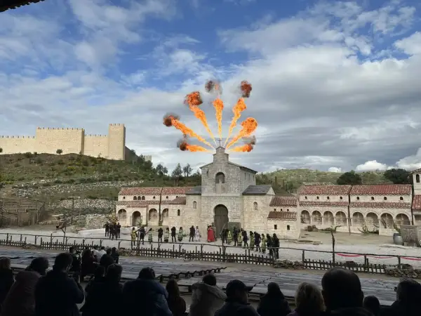 Espectáculo de fuego en Puy du Fou Toledo. Actores recrean una escena histórica ante un público.