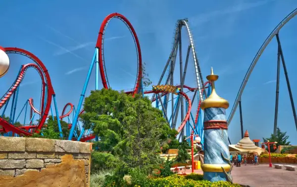 Montaña rusa en PortAventura, ideal para niños y adultos. ¡Diversión garantizada!