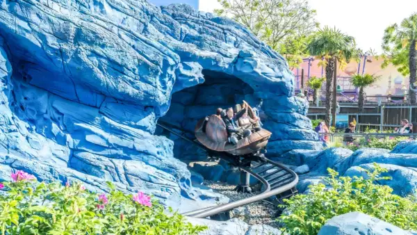 Viaje en las atracciones de Disneyland Paris Nemo, descendiendo por una cueva azul.