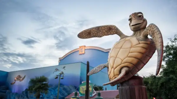 Estatua de Crush, la tortuga de "Buscando a Nemo", frente a la entrada de Crush Coaster en Disneyland Paris.
