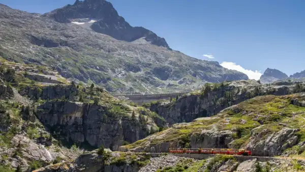 El tren de Artouste serpentea por un paisaje montañoso espectacular. Descubre cómo llegar a esta joya pirenaica.