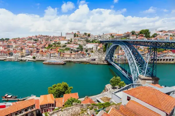 Vista de Oporto con el puente Dom Luís I. Un viaje de 3 días por Europa para disfrutar de esta joya.