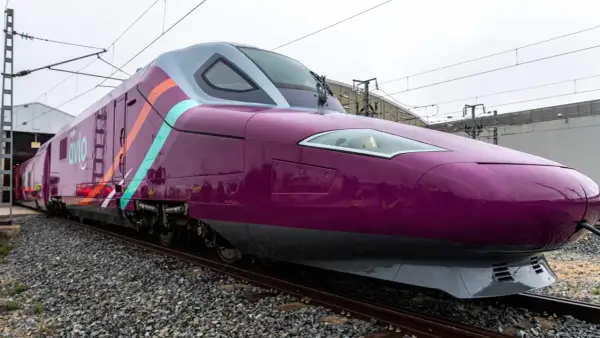 Tren morado de Avlo, listo para viajar de Madrid a Barcelona.