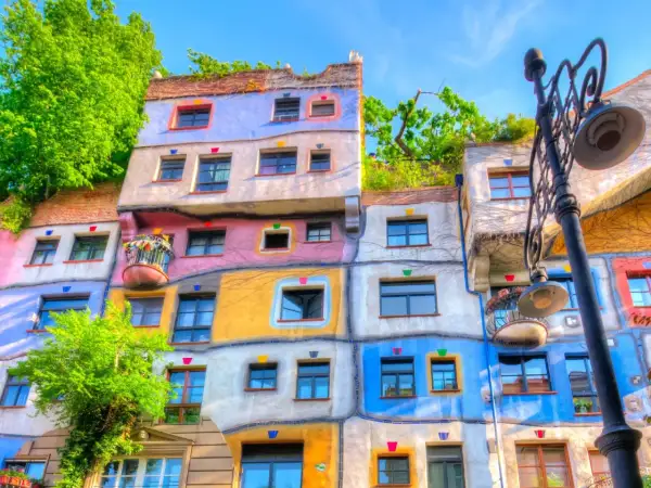 Edificio Hundertwasser en Viena, un festín de colores y formas orgánicas. ¡Perfecto para tu plan de Viena en 4 días!